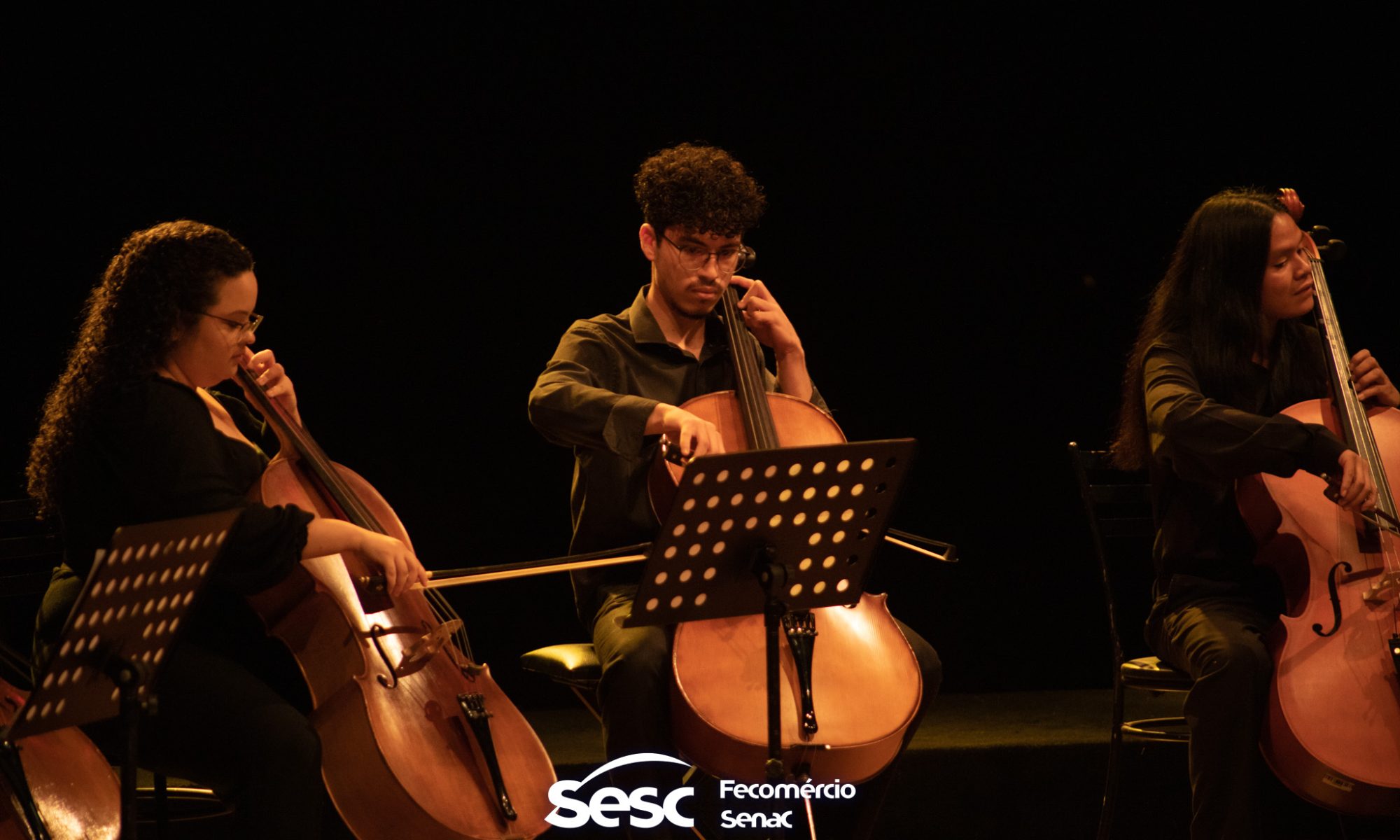 Orquestra infantil toca música em piano de instrumento escolar e